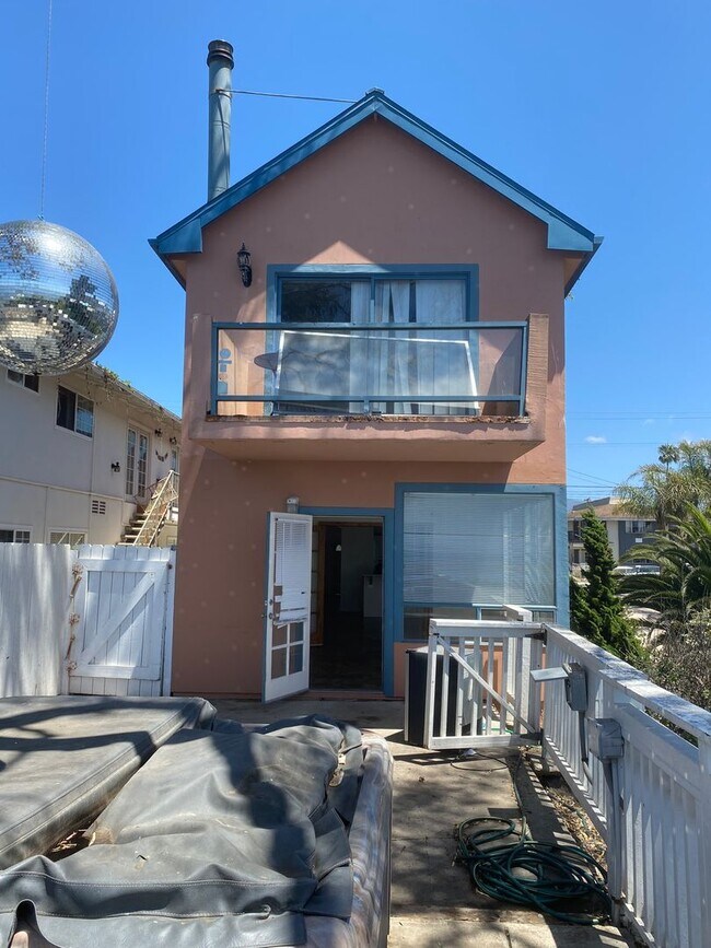 Building Photo - 6773 Del Playa Dr