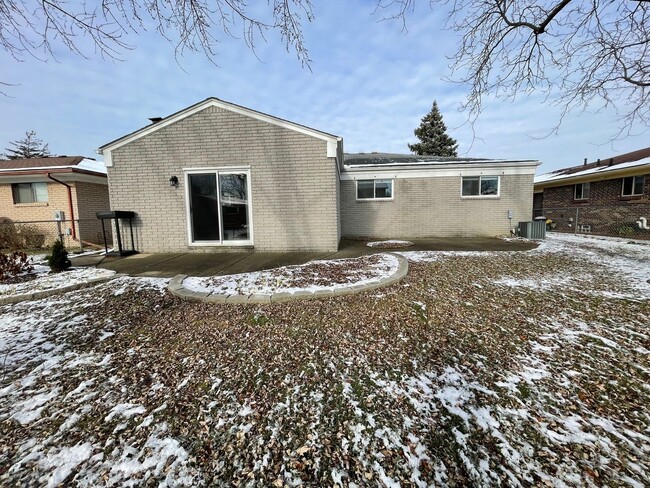 Building Photo - Sterling Heights - 3-Bedroom Ranch with Fa...