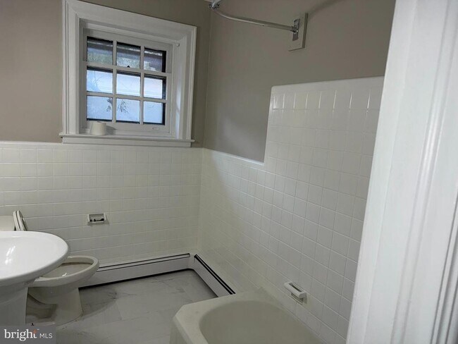 Building Photo - 645 E High St