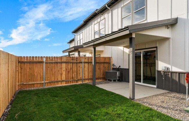 Building Photo - Free First Month Rent!