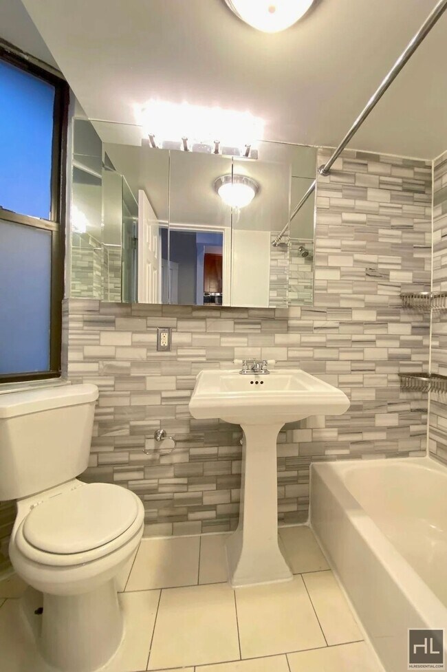 Building Photo - Leroy Street