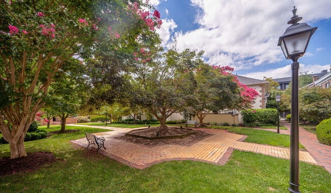 Building Photo - Charming End Townhouse in Prime North Old Town Location