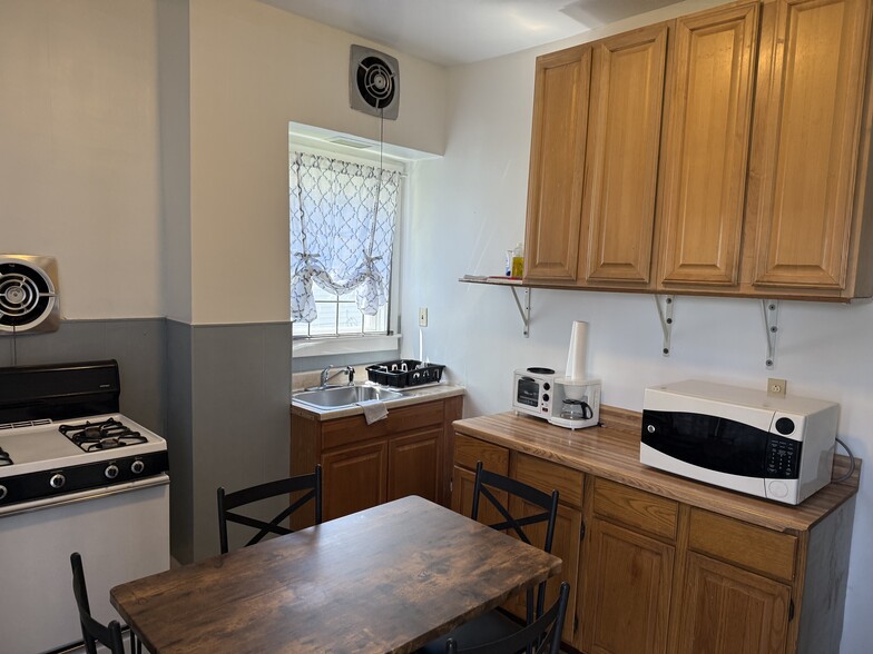 Kitchen - 7351 S Green St