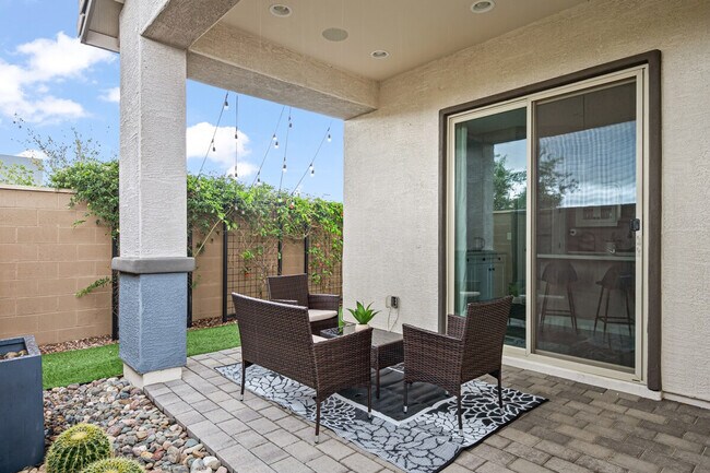 Building Photo - 1913 E Rosemary Dr