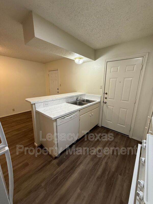 Building Photo - 1118 N Nolan River Rd