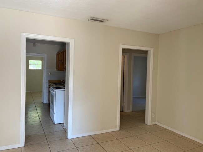 Building Photo - 4bed/2bath/2 car garage $1680/month deposit $2500