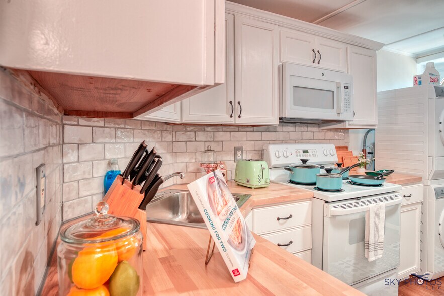 Building Photo - 52 Pomeroy Ave