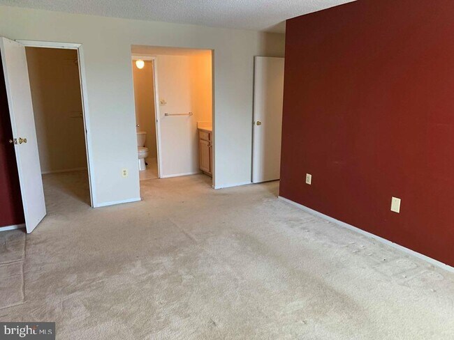 Building Photo - 4500 S Four Mile Run Dr