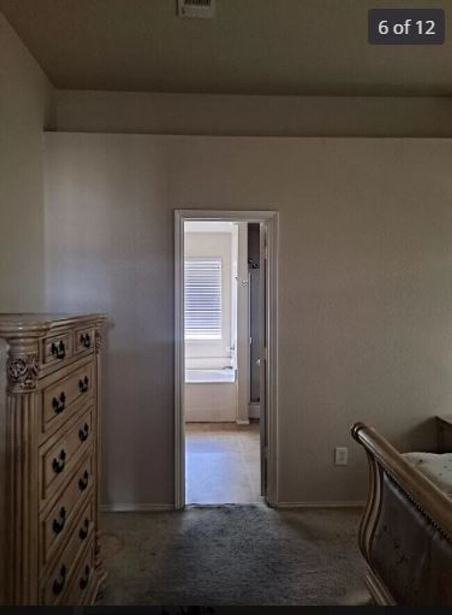 Building Photo - 100 Oak Hollow Ln