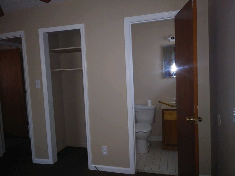 Building Photo - 612 Gaines Ave