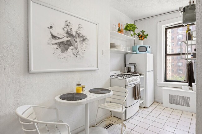 Building Photo - 542 E 14th St