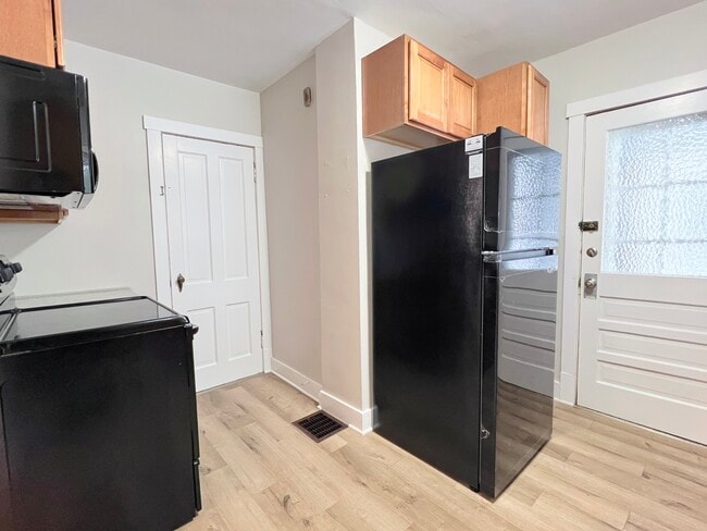 Building Photo - 721 Dean St