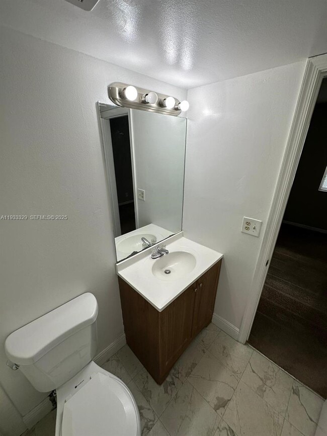 Building Photo - 1016 Twin Lakes Dr