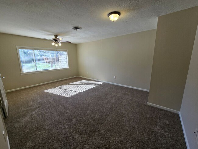 Building Photo - Spacious 3 Bedroom 2 Bath in Bryan!