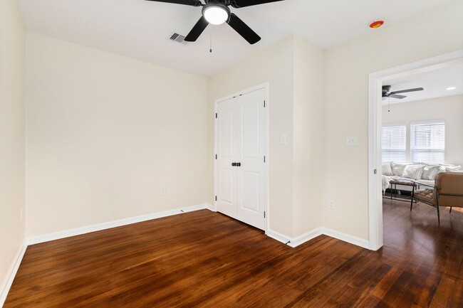 Building Photo - 102 E Val Verde St