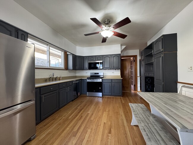 Building Photo - 5916 W Cornelia Ave