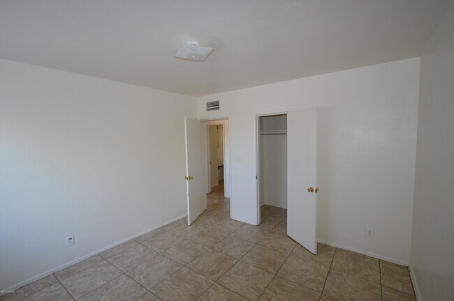 Building Photo - 1152 N Santa Rosa Ave