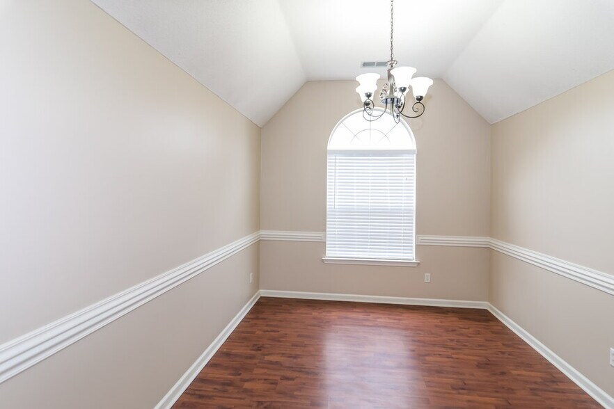 Building Photo - 10255 Green Moss Dr S