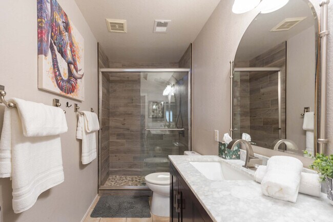 Building Photo - 5924 E Woodridge Dr