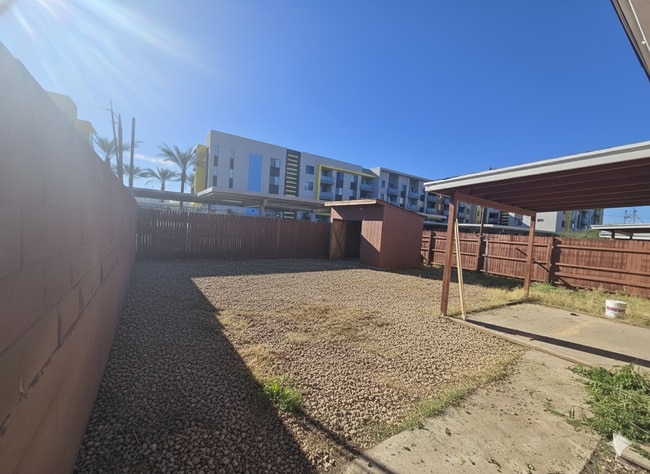 Building Photo - Spacious 2 bedroom apartment