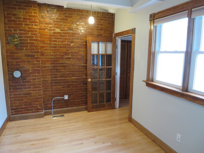 Building Photo - 50 Meacham Rd