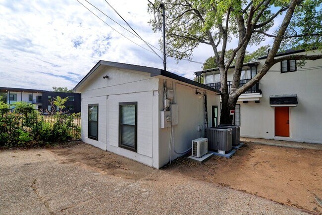 Building Photo - 9 bed 4 bath, available 2026!!