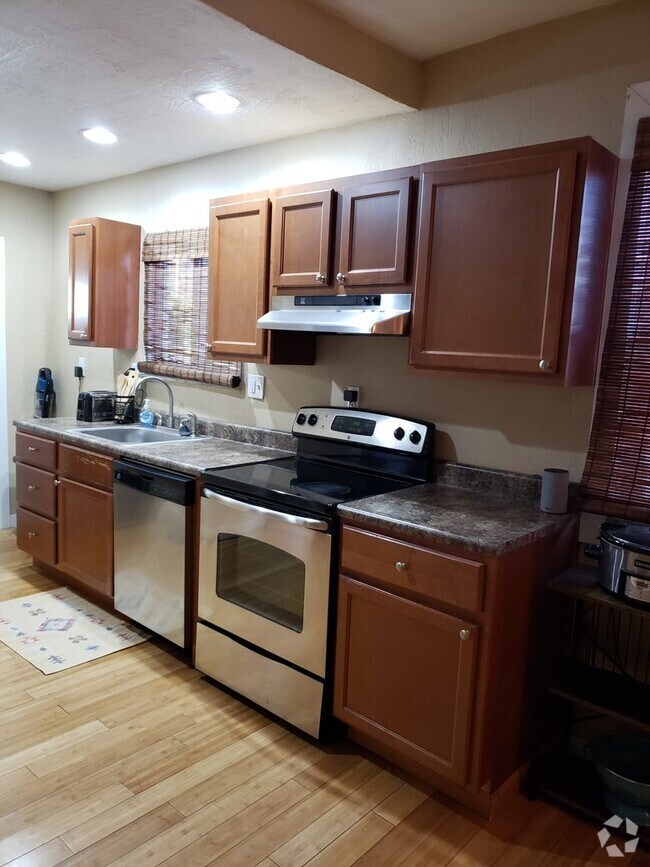 Building Photo - Stylish & Spacious 3-Bedroom Home with Off...