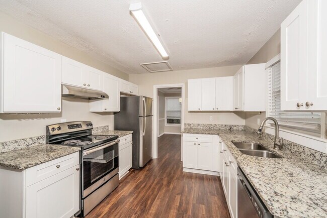 Building Photo - 800 Dunwoody Ln