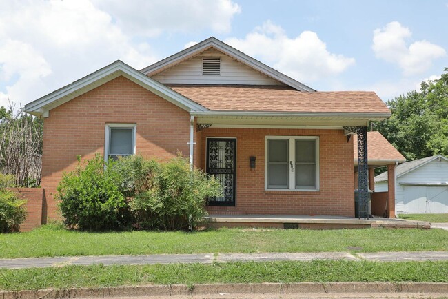 Building Photo - 3 BD, 1 BA Charming Brick Home!