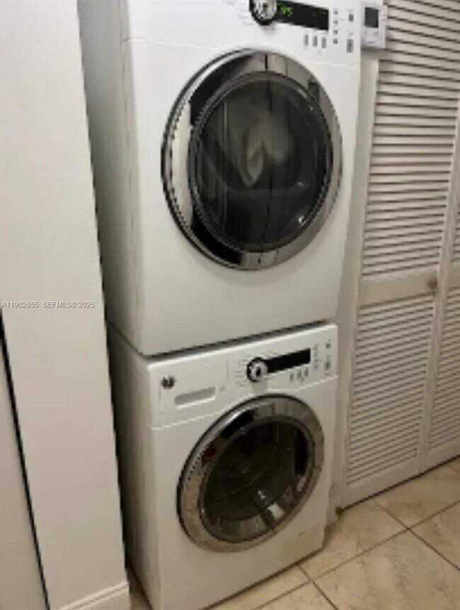 Building Photo - 830 NE 199th St