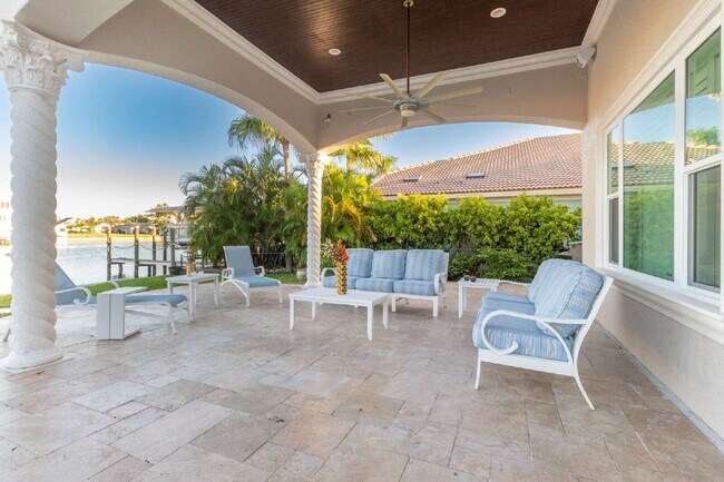 Building Photo - 4/3 Stunning Waterfront home in the heart of Clearwater Beach!