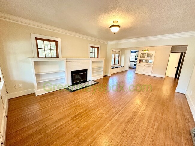 Building Photo - Huge 3 Bedroom 2 Bathroom House in Heart o...