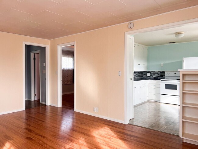 Building Photo - 1BD/1.5BA APT W/ GARAGE&YARD
