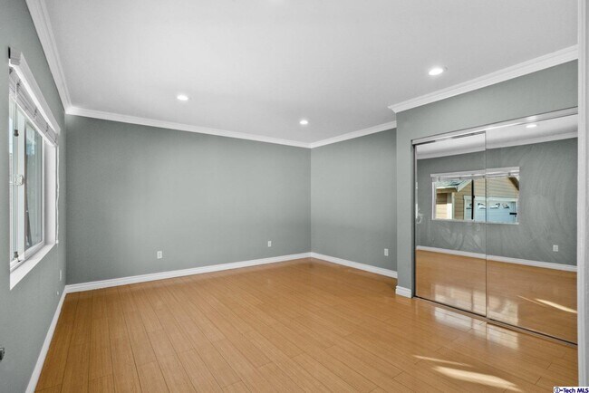 Building Photo - 666 W Lexington Dr