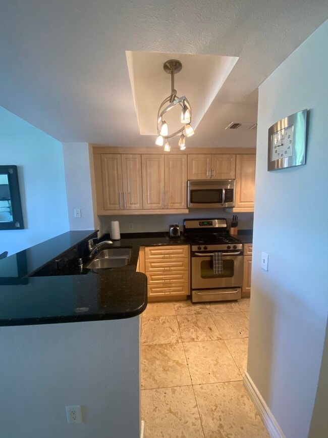 Building Photo - Amazing 2 bedroom furnished condo 1 block ...