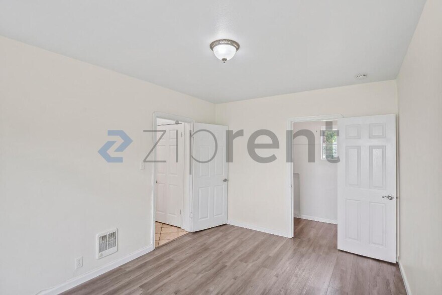 Building Photo - 728 E 24th St