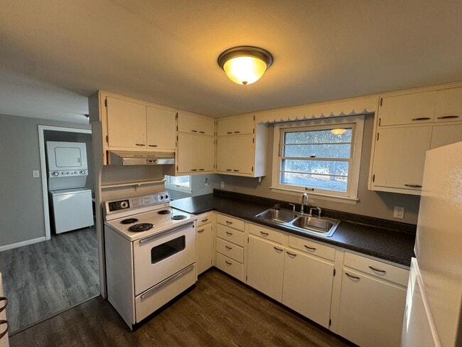 Building Photo - 2 Bedroom House  in Silvis