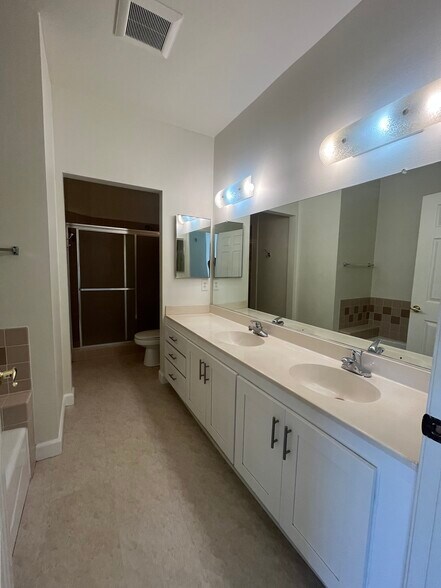 primary bath - 522 N Jackson St