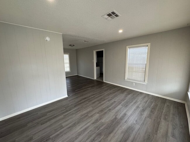 Building Photo - Spacious Waco Property