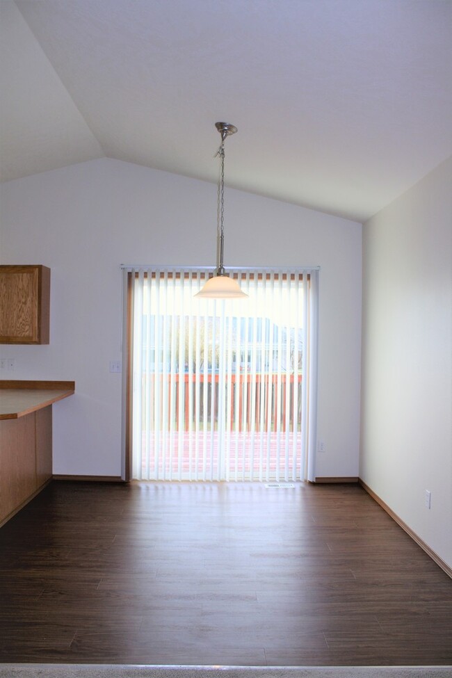 Building Photo - 419 N Arbutus Ave