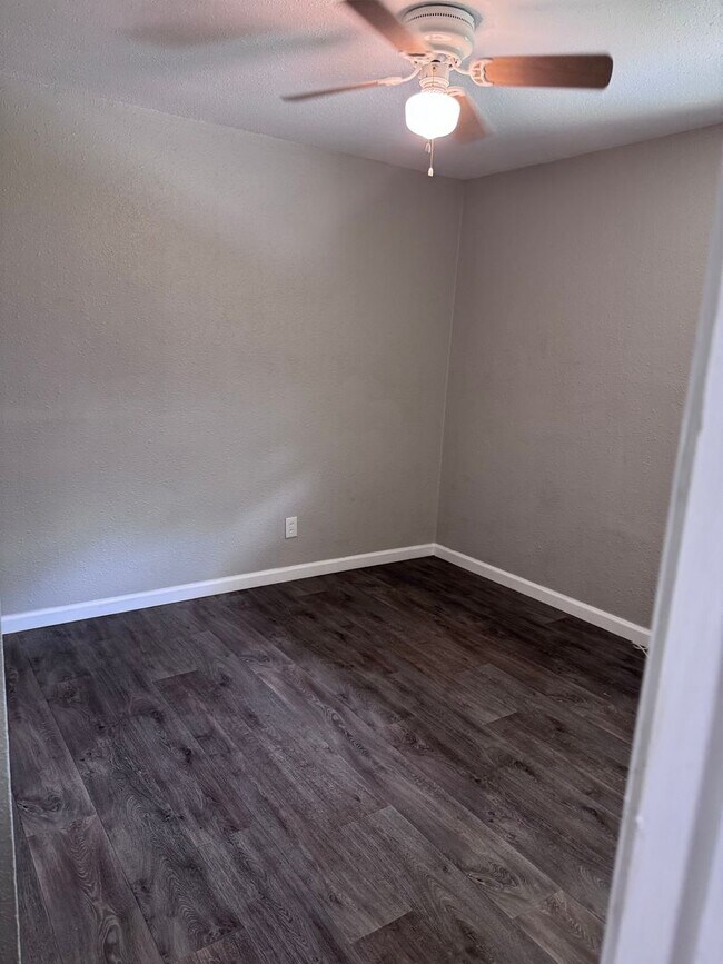 Building Photo - Nice 3 bedroom 1 bath home