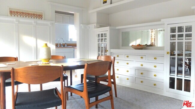 Building Photo - 2417 Walgrove Ave