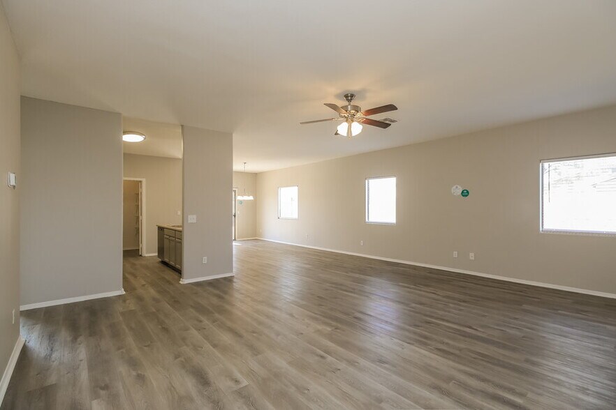 Building Photo - 1733 E Silversmith Trail