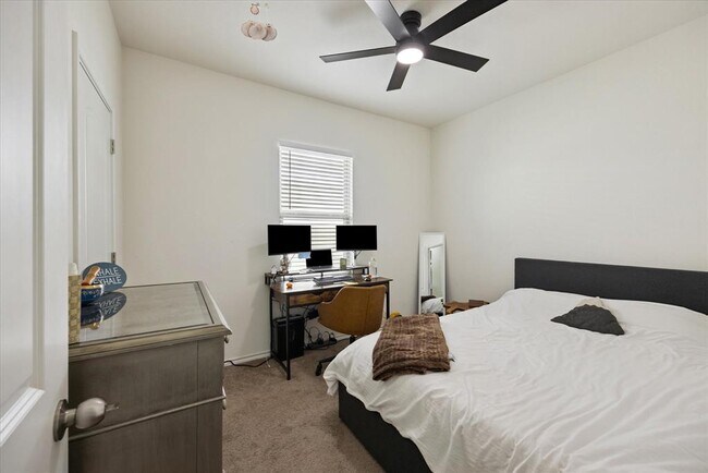 Building Photo - 6401 Graymont Dr