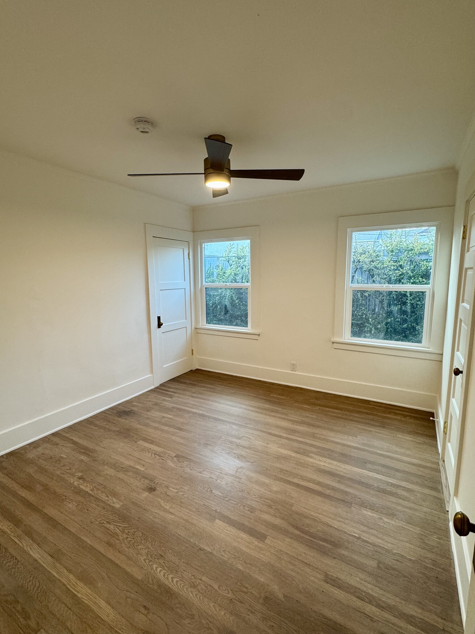 Building Photo - 1121 N Heliotrope Dr