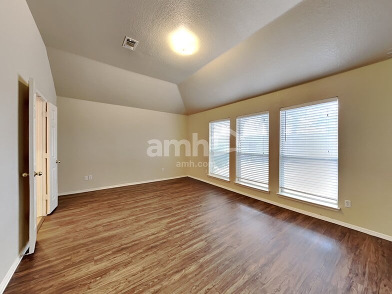 Building Photo - 3213 Scenic Glen Dr
