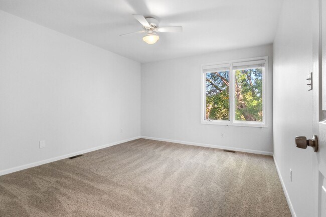 Building Photo - 4111 W Pine Blvd