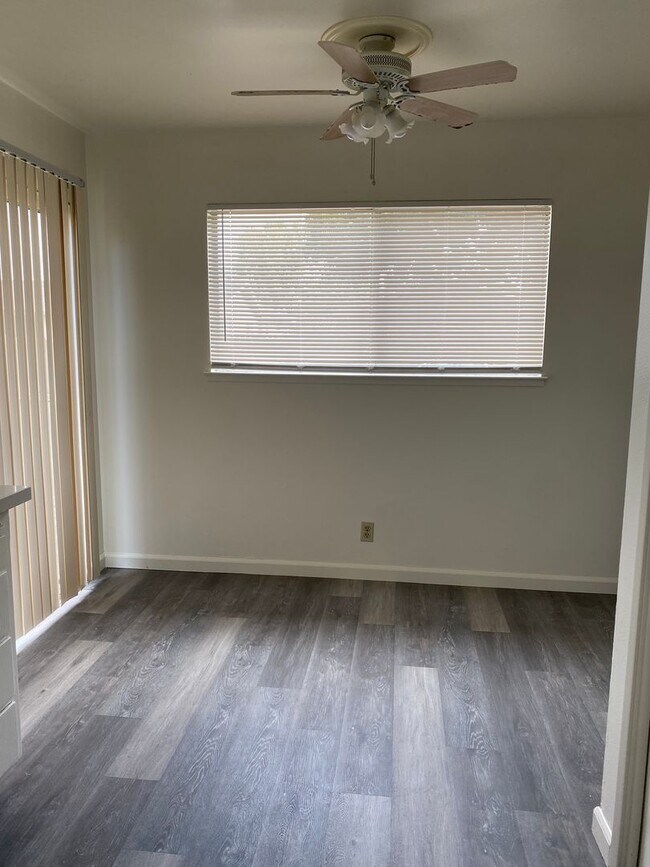 Building Photo - Charming 2 bedroom home