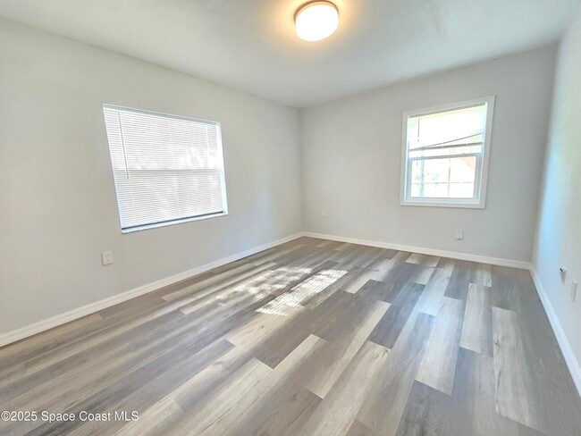 Building Photo - 484 Poinciana Dr