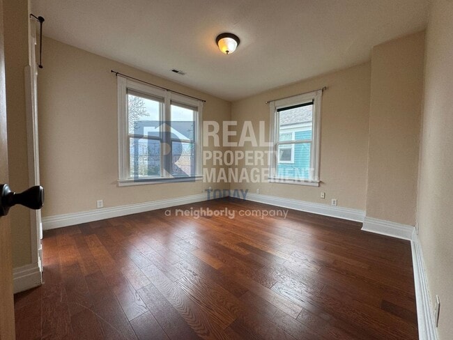 Building Photo - Charming Historic 3 Bedroom!